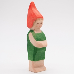Ostheimer Holzspielzeug. Holzfigur Pepe (Ostheimer) - Inspiriert von Daniela Dreschers Bilderbuch "Pepe und Sumselinchen". Urachhaus/Geistesleben, 2025.