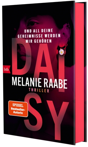 Raabe, Melanie. DAISY - Und all deine Geheimnisse werden mir gehören - Thriller - Mit Farbschnitt in limitierter Erstauflage. Lieferung je nach Verfügbarkeit. Btb, 2026.