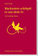 Rückwärts schlüpft er aus dem Ei