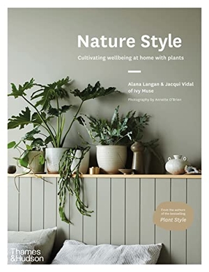 Langan, Alana / Jacqui Vidal. Nature Style - Cultivating Wellbeing at Home with Plants. Thames & Hudson, 2022.