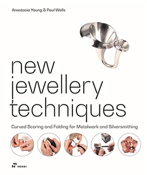 Young, Anastasia / Paul Wells. New Jewellery Techniques - Curved Scoring and Folding for Metalwork and Silversmithing. Hoakibooks S.L., 2023.