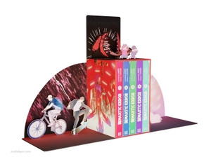 Soori, J.. Semantic Error - Bände 1-5 im limitierten Sammelschuber mit Extras - Einfühlsamen Boys Love Webtoon mit beeindruckenden Zeichnungen und viel Gefühl. Carlsen Verlag GmbH, 2026.