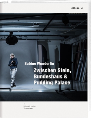 Wunderlin, Sabine. Zwischen Stein, Bundeshaus & Pudding Palace - Fotografin in einer Umbruchszeit. Rüffer&Rub Sachbuchverlag, 2023.