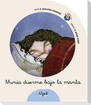 Munia duerme bajo la manta
