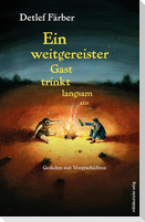 Ein weitgereister Gast trinkt langsam aus