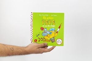 Parker, Ant / Nick Denchfield. El pollo Pepe se va de viaje. Fundación Santa María-Ediciones SM, 2018.