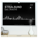 Hansestadt Stralsund bei Nacht (mit GPS-Koordinaten) (hochwertiger Premium Wandkalender 2024 DIN A2 quer), Kunstdruck in Hochglanz