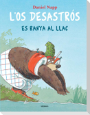 L'Os Desastrós es banya al llac