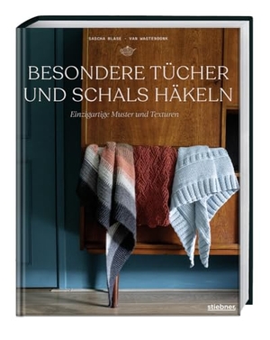 Blase-Van Wagtendonk, Sascha. Besondere Tücher und Schals häkeln - Einzigartige Muster und Texturen. Häkelanleitungen und Häkelmuster für Lace, Dreieckstücher und Schals häkeln für Anfänger und Fortgeschrittene. Stiebner Verlag GmbH, 2024.