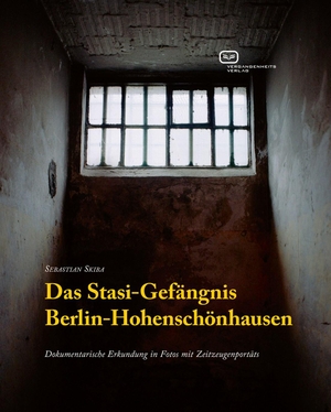 Skiba, Sebastian. Das Stasi-Gefängnis Berlin-Hohenschönhausen - Dokumentarische Erkundungen in Fotos mit Zeitzeugenporträts. Vergangenheitsverlag, 2018.