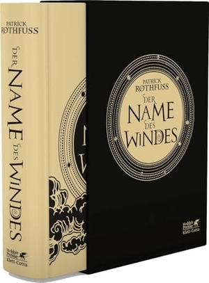 Rothfuss, Patrick / Patrick Rothfuss. Der Name des Windes - Die Königsmörder-Chronik. Erster Tag. Illustrierte Luxussonderausgabe. Klett-Cotta Verlag, 2020.