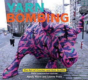 Moore, Mandy / Leanne Prain. Yarn Bombing - The Art of Crochet and Knit Graffiti: Tenth Anniversary Edition. Arsenal Pulp Press, 2019.