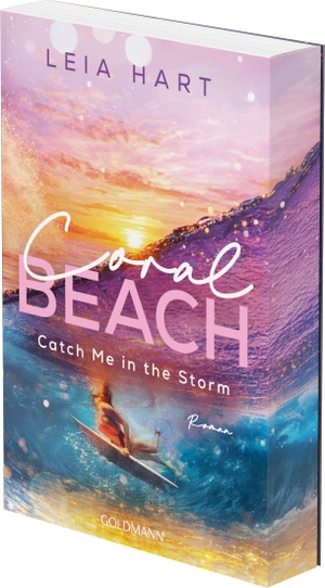 Hart, Leia. Coral Beach - Catch Me in the Storm - Roman - Mit umlaufender Klappe und Surfboard-Lesezeichen in limitierter Erstauflage.. Goldmann TB, 2026.