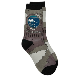 Fitzek, Sebastian (Hrsg.). Sebastian Fitzek-Socken "Passagier 23" Größe 36 - 41 - Socken (Größe 36-41) mit ikonischen Covermotiven - ideal als Geschenk. Droemer HC, 2026.