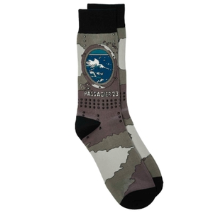 Fitzek, Sebastian (Hrsg.). Sebastian Fitzek-Socken "Passagier 23" Größe 41 - 46 - Socken (Größe 41-46) mit ikonischen Covermotiven - ideal als Geschenk. Droemer HC, 2026.