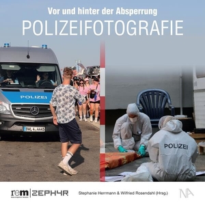Herrmann, Stephanie / Wilfried Rosendahl (Hrsg.). Polizeifotografie - Vor und hinter der Absperrung. Nünnerich-Asmus Verlag, 2026.