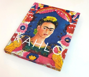 Boittiaux, Inès. KAHLO - Meisterwerke - Kunst groß im Bild - Ihre Hauptwerke in einer attraktiven Leinenausgabe mit Motiv-Farbschnitt und sechs opulenten Ausklapptafeln. Prestel Verlag, 2026.