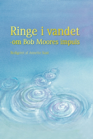 Ikast, Annette. Ringe i vandet - om Bob Moores impuls. Books on Demand, 2018.