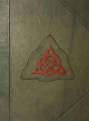 Rodriguez De Leon, Yirka Marjorie (Hrsg.). Charmed Book of Shadows Replica. Julia Scott Art Inc, 2006.