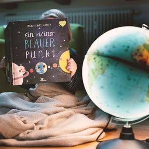 Hasenjäger, Maren. Ein kleiner blauer Punkt. Magellan GmbH, 2021.
