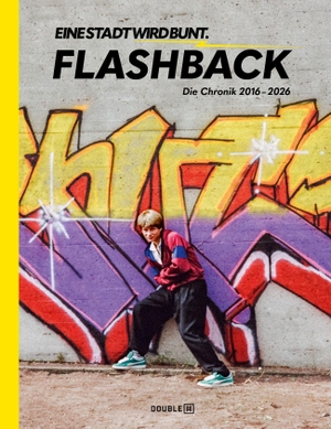 Hinze, Jakob / Brinkmann, Marita et al. FLASHBACK - EINE STADT WIRD BUNT - Die Chronik 2016-2026. Double-H Publishing, 2026.