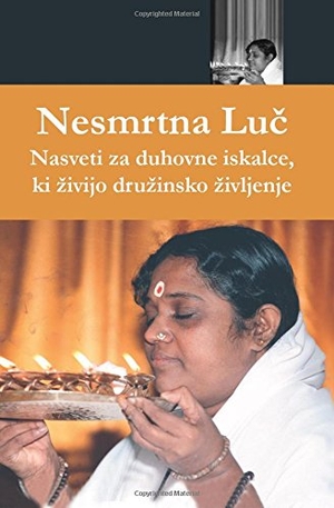 Sri Mata Amritanandamayi Devi / Amma. Immortal Light - (Slovenian Edition). M a Center, 2016.