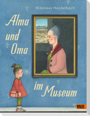 Alma und Oma im Museum