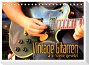 Vintage Gitarren in Szene gesetzt (Tischkalender 2024 DIN A5 quer), CALVENDO Monatskalender