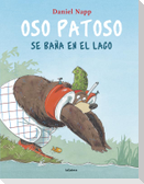 Oso Patoso se baña en el lago