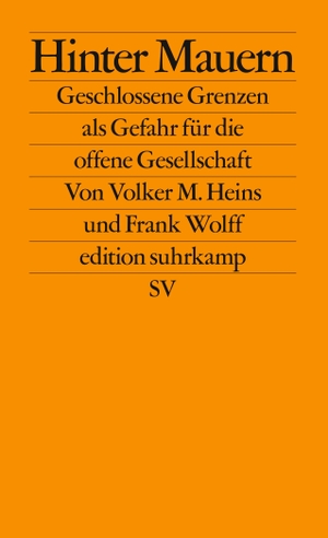 Heins, Volker M. / Frank Wolff. Hinter Mauern - Geschlossene Grenzen als Gefahr für die offene Gesellschaft. Suhrkamp Verlag AG, 2023.