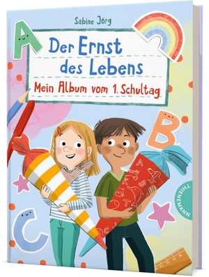 Jörg, Sabine. Der Ernst des Lebens: Mein Album vom 1. Schultag - Einschulungsalbum | Eintragbuch. Thienemann, 2022.