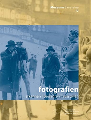 Schmidt, Marjen. Fotografien - Erkennen - Bewahren - Ausstellen. Deutscher Kunstverlag, 2022.