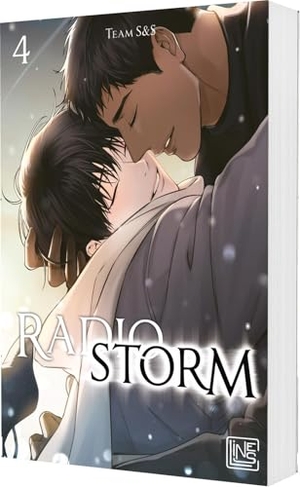 Team S&S. Radio Storm 4 - Dystopischer Boys-Love-Manhwa für Erwachsene über einen begabten Jungen zwischen Überleben und verbotener Liebe - limitierte Auflage mit Photocard. Carlsen Verlag GmbH, 2025.