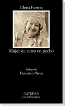 Mujer de verso en pecho