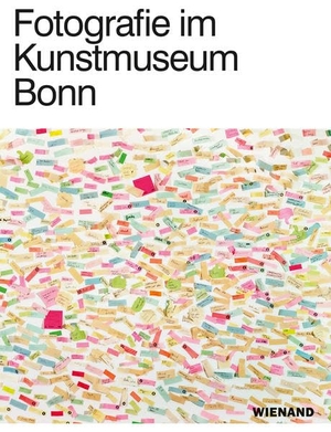 Scheuermann, Barbara J. / Jan Philipp Nühlen (Hrsg.). Fotografie im Kunstmuseum Bonn - Katalog zur Ausstellung im Kunstmuseum Bonn 2022. Wienand Verlag & Medien, 2022.