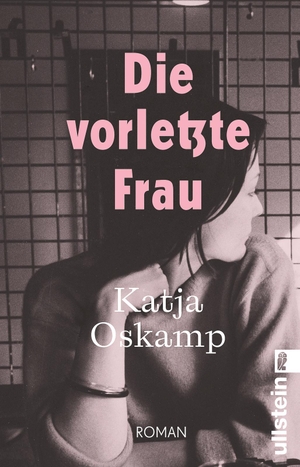 Oskamp, Katja. Die vorletzte Frau - Roman | 'Eine leidenschaftliche, eine heftige Liebe ... grandios erzählt!' Elke Heidenreich | Der neue Roman von der Autorin des Bestsellers 'Marzahn mon amour'. Ullstein Taschenbuchvlg., 2026.