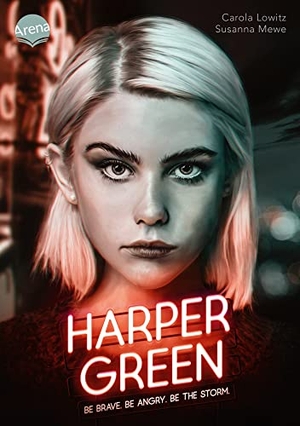 Lowitz, Carola / Susanna Mewe. Harper Green - Be Brave. Be Angry. Be the Storm. - Dystopie über eine Antiheldin mit paranormalen Fähigkeiten, mit herzzerreißender Liebesgeschichte, ab 14. Enthält eine zweiseitige Charakterkarte: limitiert für die 1. Auflage. Arena Verlag GmbH, 2023.