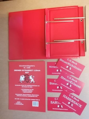 Dürckheim, Constantin von (Hrsg.). DürckheimRegister®-ORDNER EXTRABREIT ROT für STEUERGESETZE u.a; zum Einheften und Unterteilen der Gesetzessammlungen - 110 mm breiter Ordner für STEUERGESETZE oder RICHTLINIEN HABERSACK, SARTORIUS oder STEUERGESETZE und andere Inhalte der roten Textsammlungen des Verlages C. H. Beck. Dürckheim Verlag GmbH, 2026.