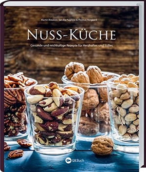 Kreutzer, Martin / Pugliese, Sandra et al. Nuss-Küche - Gesunde und reichhaltige Rezepte für Herzhaftes und Süßes. In diesem Kochbuch sind Walnüsse, Mandeln, Cashewkerne & Co der Star auf dem Teller! Mit Warenkunde zu beliebten Nusssorten. Landwirtschaftsverlag, 2022.